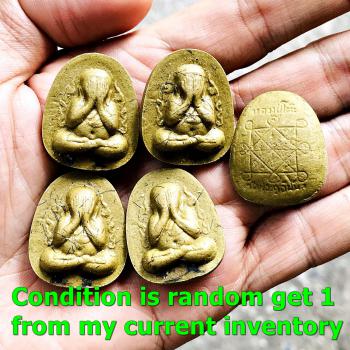Close Eye Pidta KaNokKang Yellow Oil Rich Wealth Lp Toh Be2522 Thai Amulet 17350
