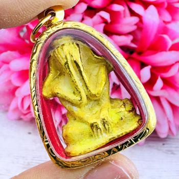 Leklai SuWanRaCha Yellow Gold Pidta Closed Eye 6hand Yantra Thai Amulet #18226
