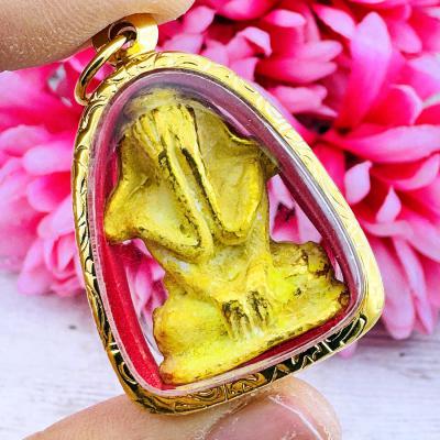 Leklai SuWanRaCha Yellow Gold Pidta Closed Eye 6hand Yantra Thai Amulet #18226