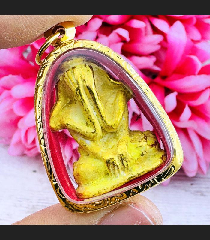 Leklai SuWanRaCha Yellow Gold Pidta Closed Eye 6hand Yantra Thai Amulet #18226