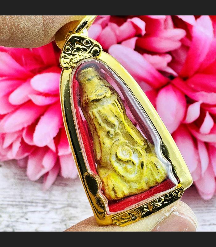 Pidta Closed Eye Leklai SuWanRaCha Yellow Gold Gambling Yantra Thai Amulet 18228
