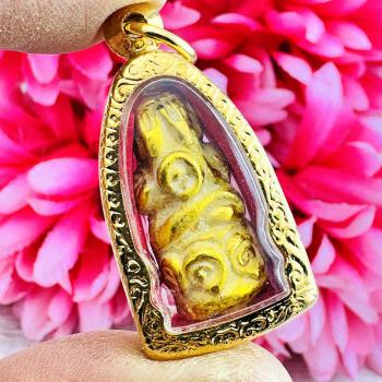 Pidta Closed Eye Leklai SuWanRaCha Yellow Gold Shield No Harm Thai Amulet #18230