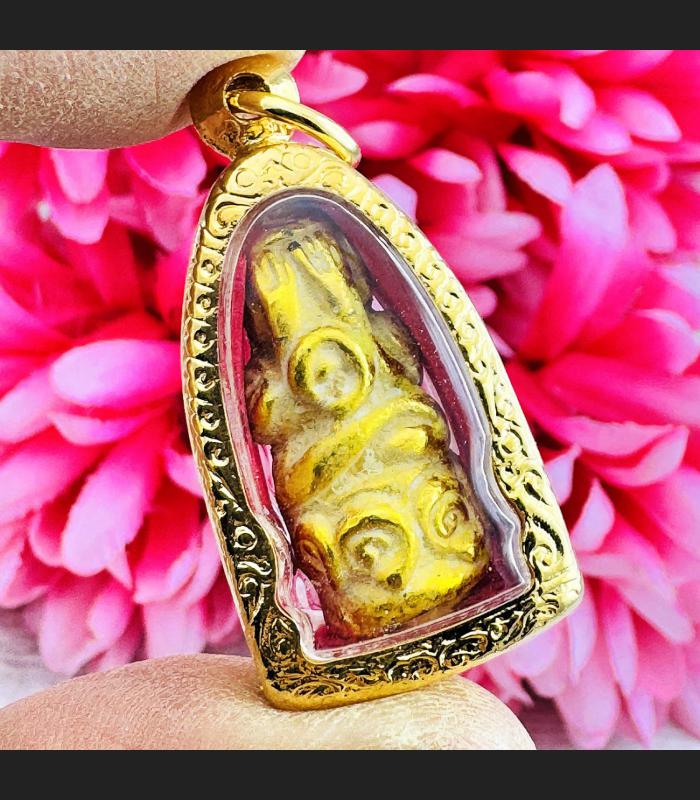 Pidta Closed Eye Leklai SuWanRaCha Yellow Gold Shield No Harm Thai Amulet #18230